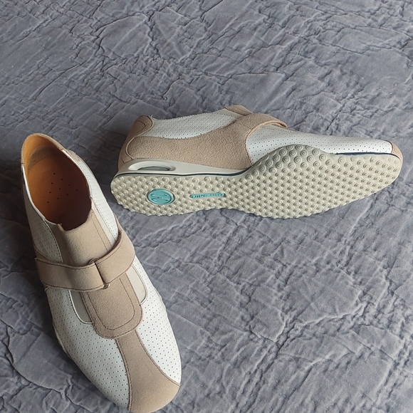 Shoes - Picture 5 of 6